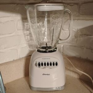 This is an Oster 16-speed blender with a 5-cup glass jar.